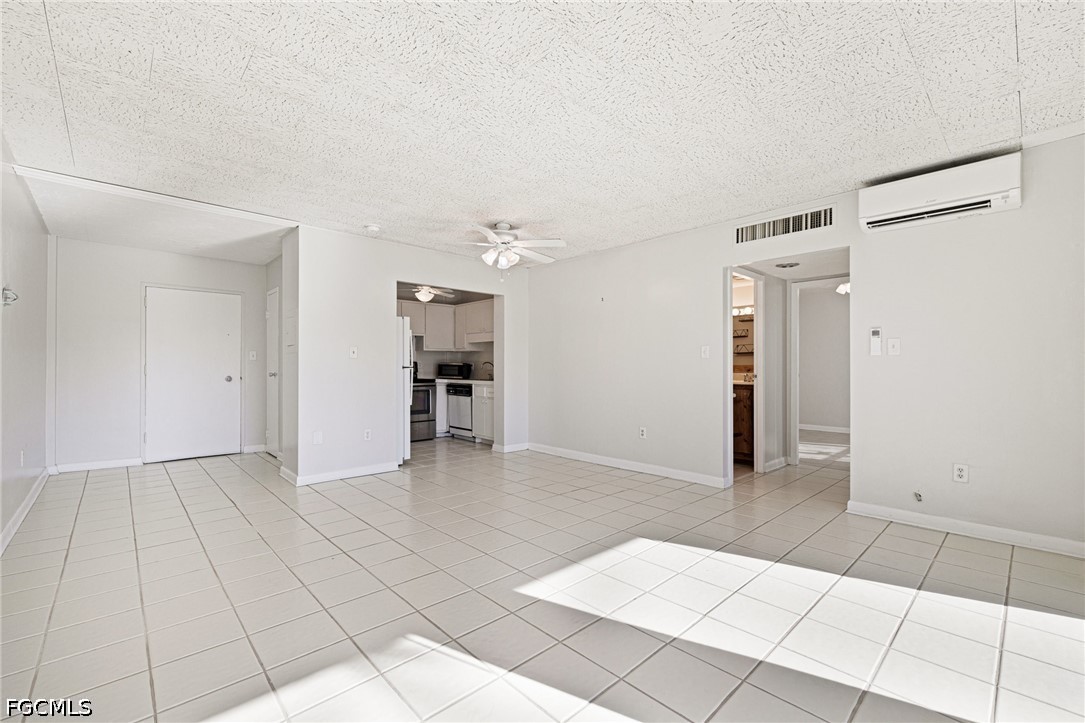 1 Bed Waterfront Home for Sale in Fort Myers, photo 3