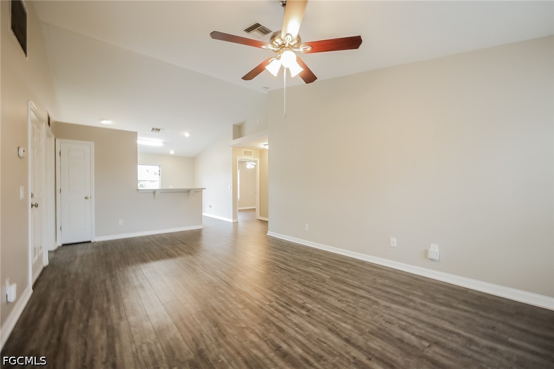 3 Bed SingleFamilyResidence for Sale in Mirror Lakes, photo 3
