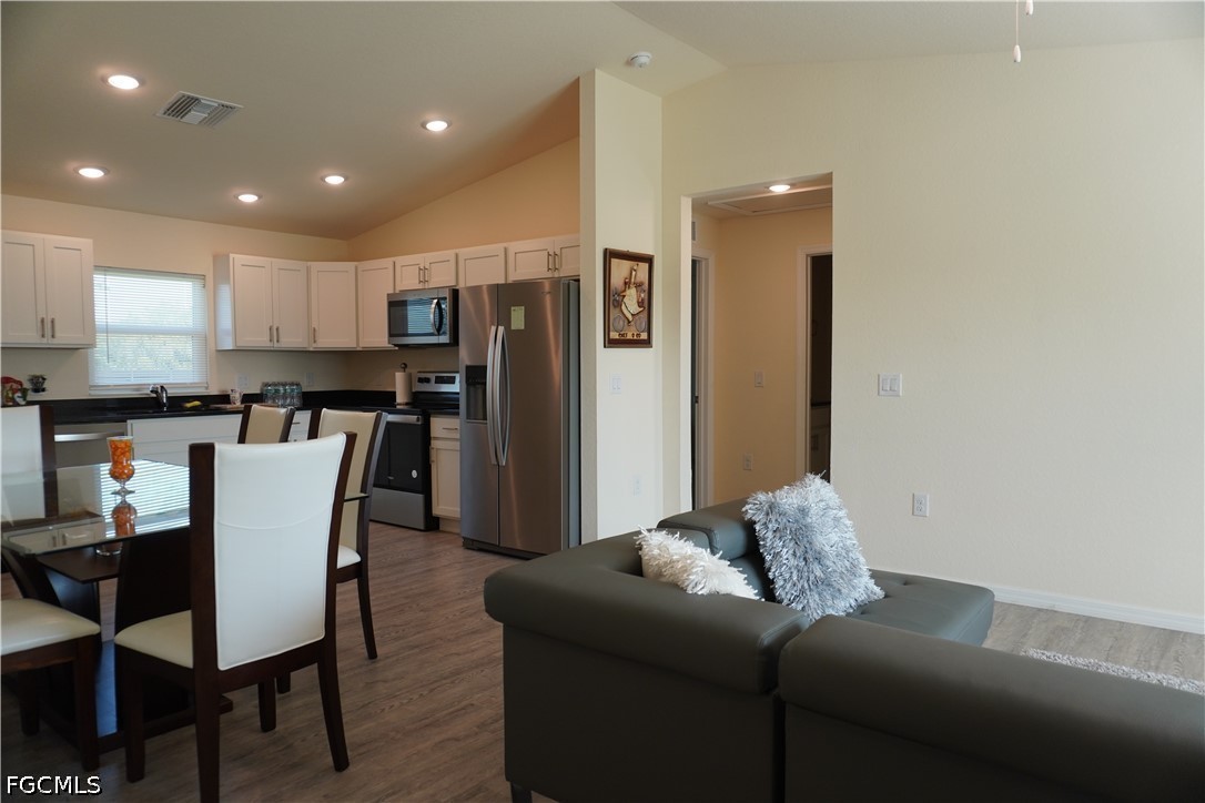 3 Bed SingleFamilyResidence for Sale in Banyan Village, photo 3