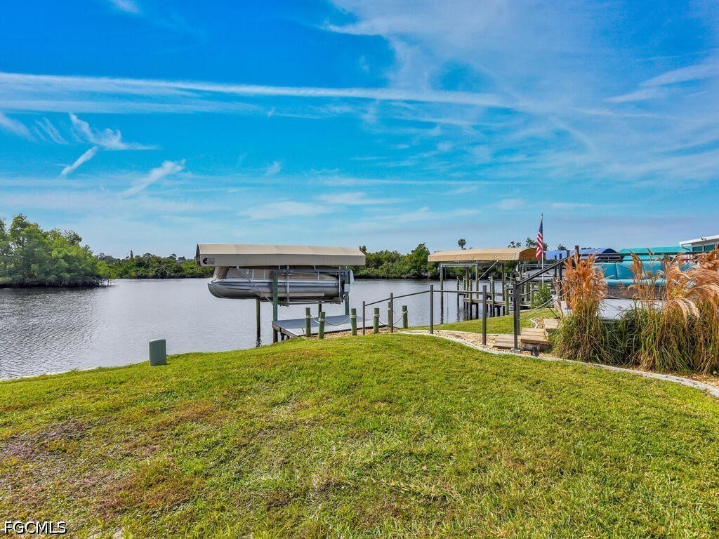 2 Bed Waterfront Home for Sale in Fort Myers, photo 3