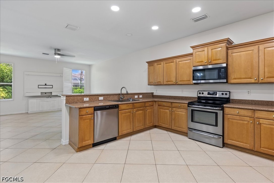 6 Bed SingleFamilyResidence for Sale in Stoneybrook, photo 3
