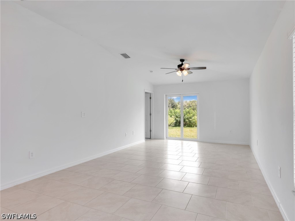 3 Bed SingleFamilyResidence for Sale in Savanna Lakes, photo 3