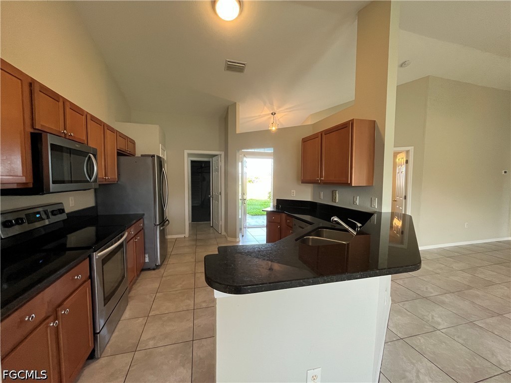4 Bed SingleFamilyResidence for Sale in Cape Coral, photo 3