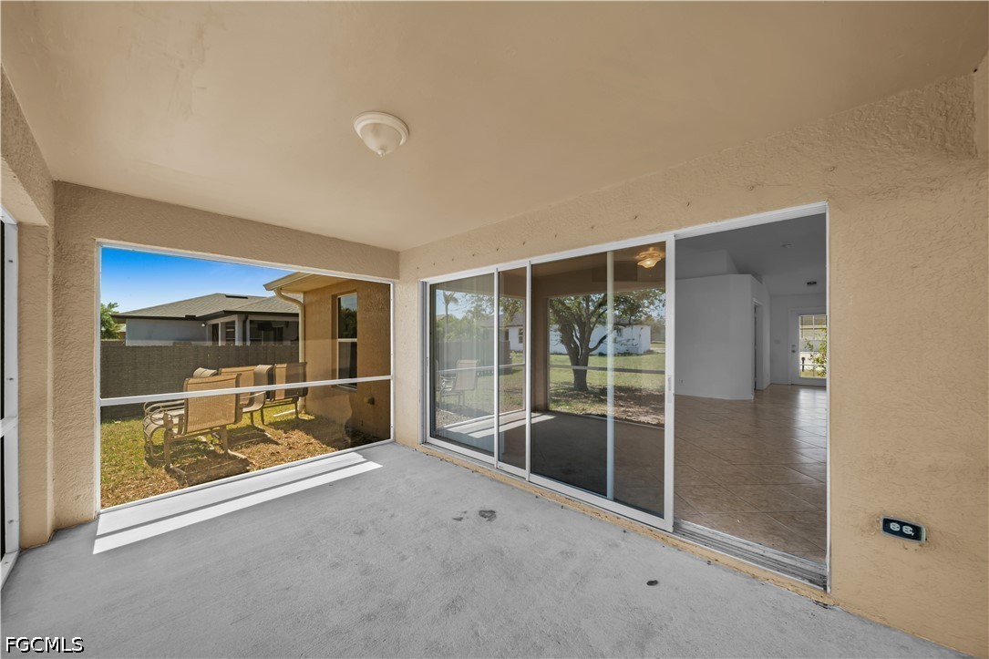 3 Bed SingleFamilyResidence for Sale in Cape Coral, photo 3