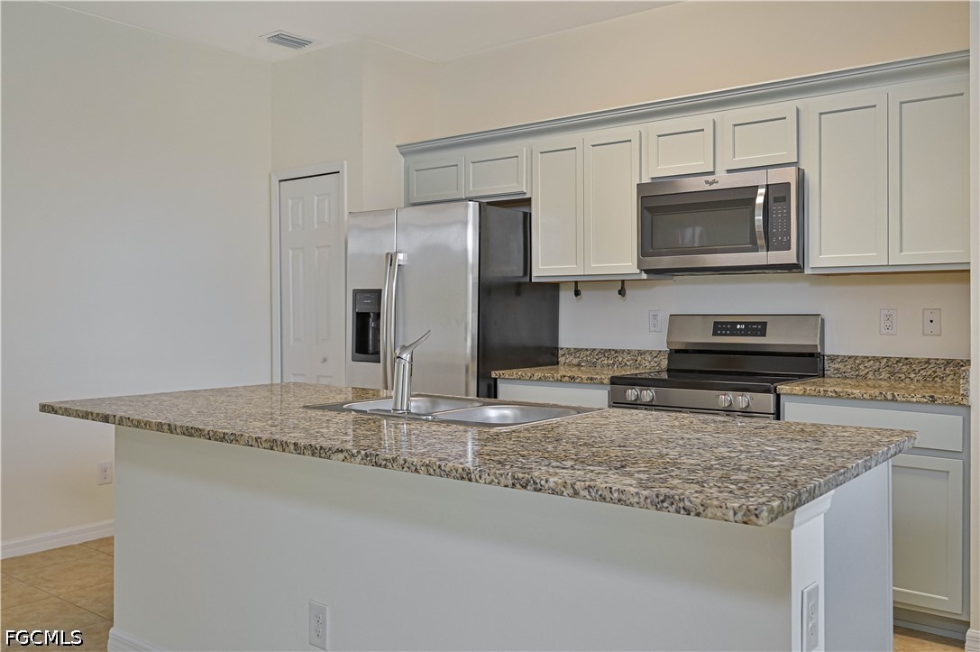 3 Bed SingleFamilyResidence for Sale in Cape Coral, photo 3