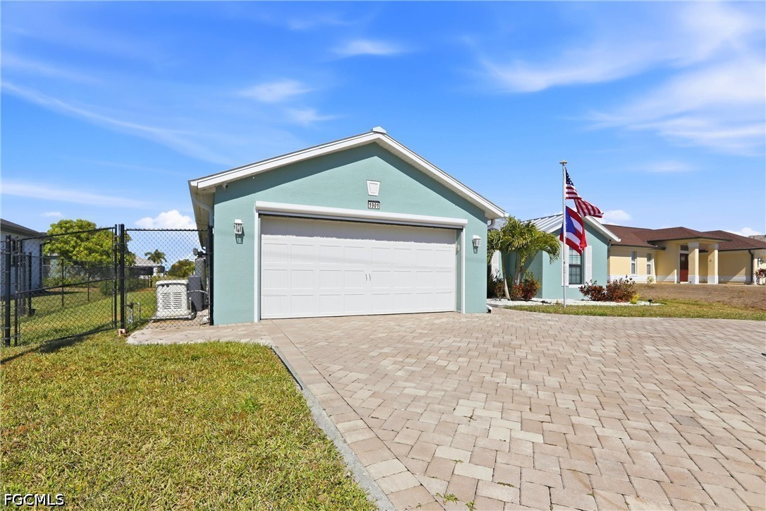 3 Bed Pool Home for Sale in Cape Coral, photo 3