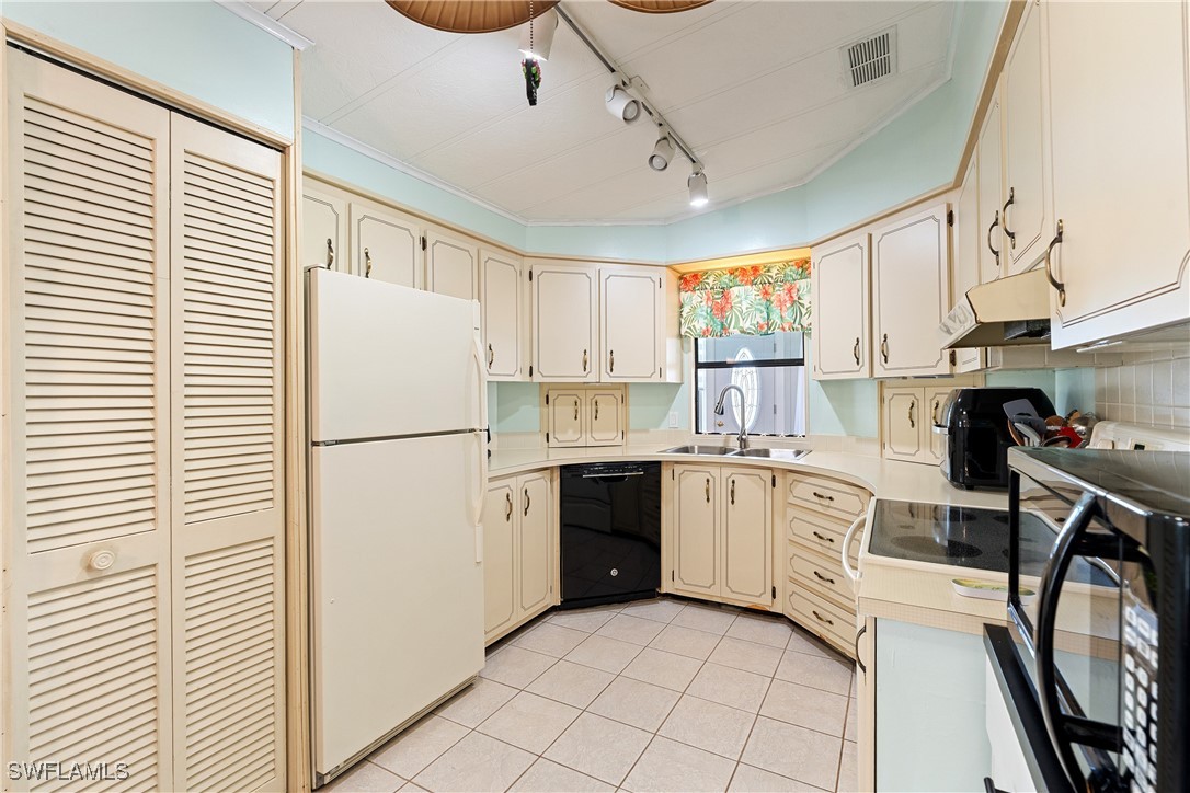 2 Bed ManufacturedHome for Sale in Naples, FL, $210,000 — photo 22