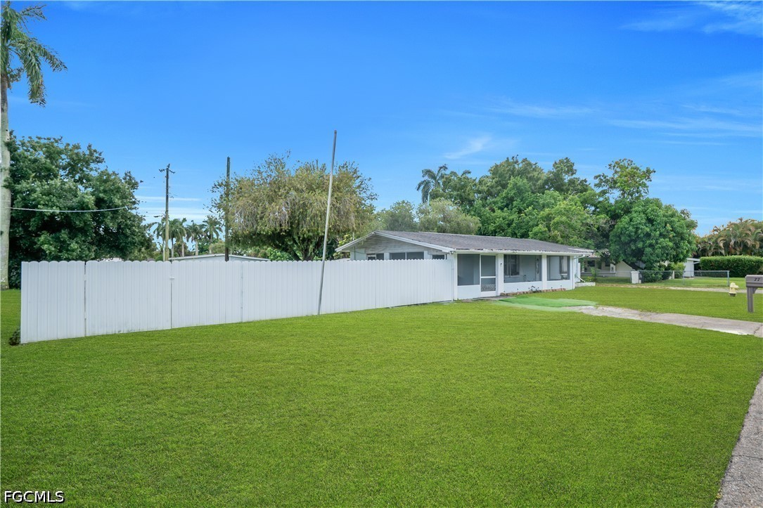 2 Bed SingleFamilyResidence for Sale in North Fort Myers, photo 22