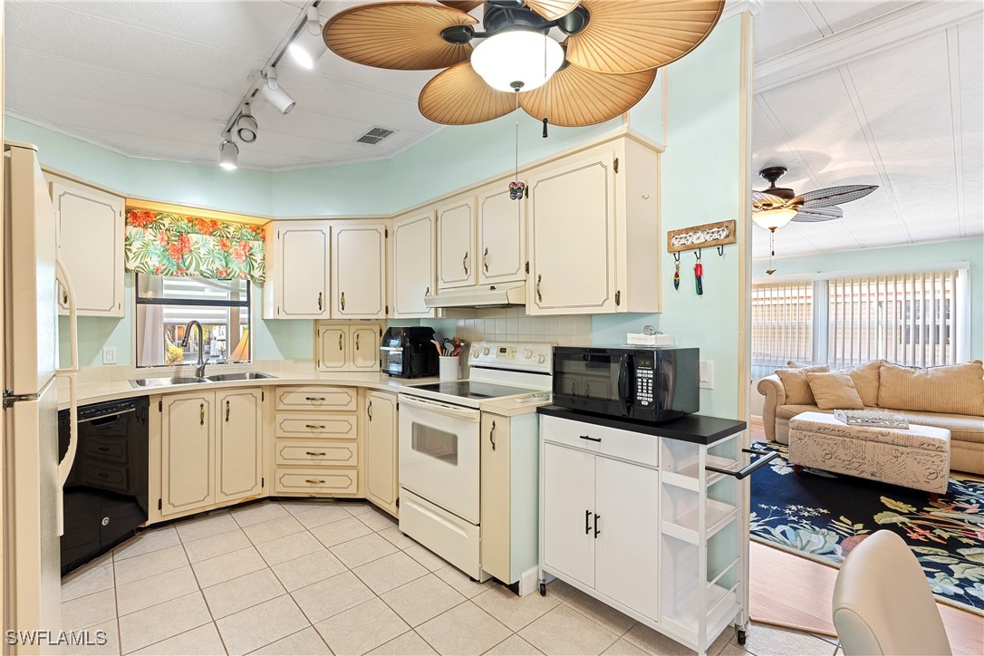 2 Bed ManufacturedHome for Sale in Naples, FL, $210,000 — photo 23