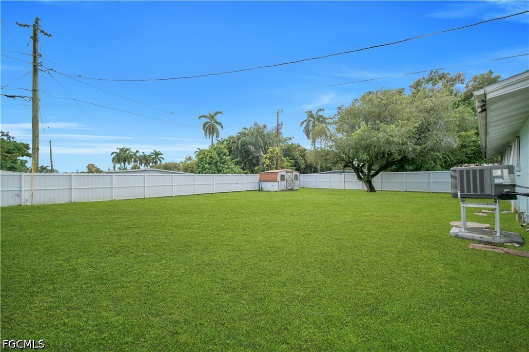 2 Bed SingleFamilyResidence for Sale in North Fort Myers, photo 23