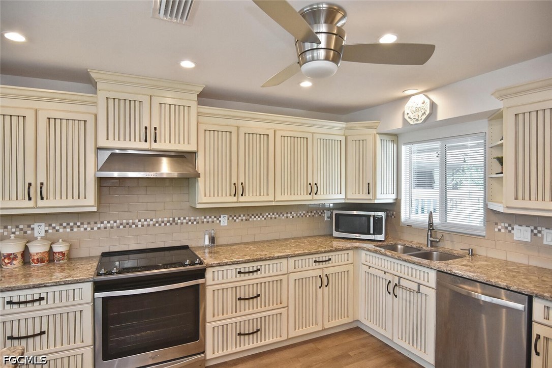 2 Bed Waterfront Home for Sale in Fort Myers, photo 24