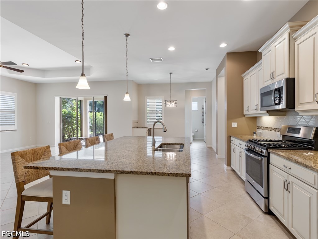 3 Bed Pool Home for Sale in Daniels Place, photo 24