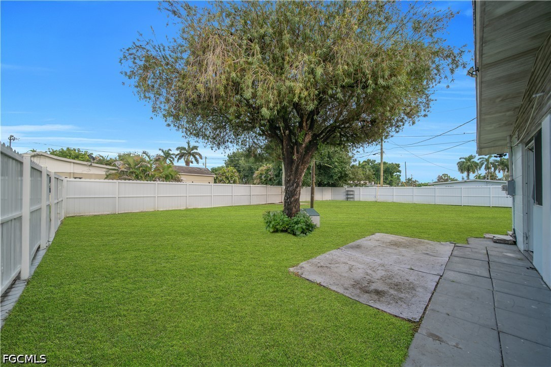 2 Bed SingleFamilyResidence for Sale in North Fort Myers, photo 24