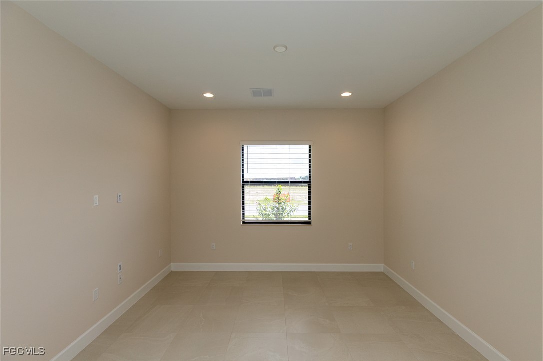 3 Bed SingleFamilyResidence for Sale in Valencia Harbor, FL — photo 25