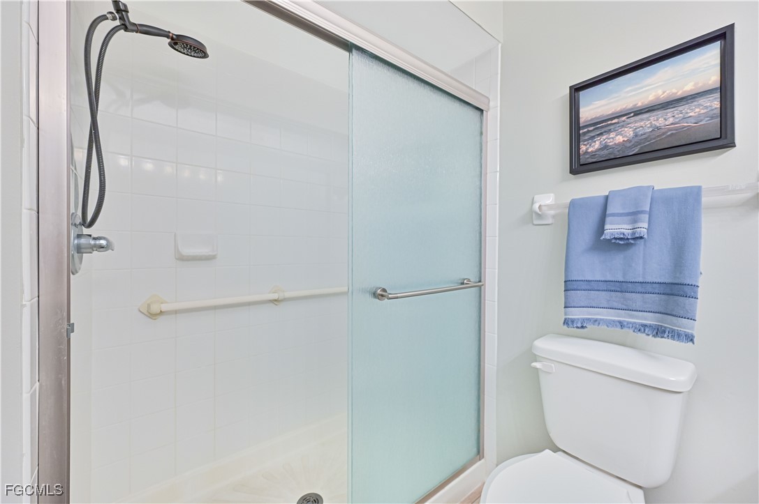 1 Bed Waterfront Home for Sale in Fort Myers, photo 25