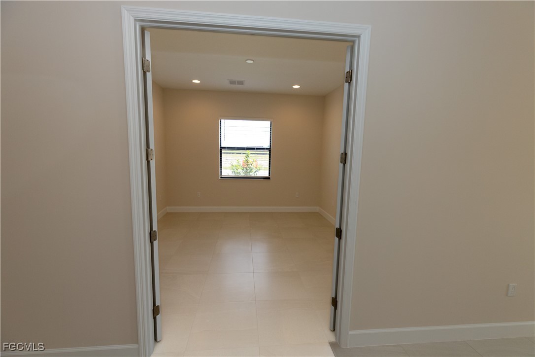 3 Bed SingleFamilyResidence for Sale in Valencia Harbor, FL — photo 27