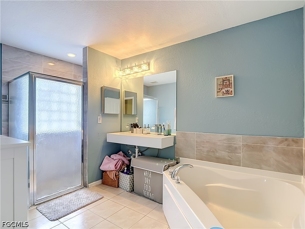 3 Bed SingleFamilyResidence for Sale in Cape Coral, photo 27