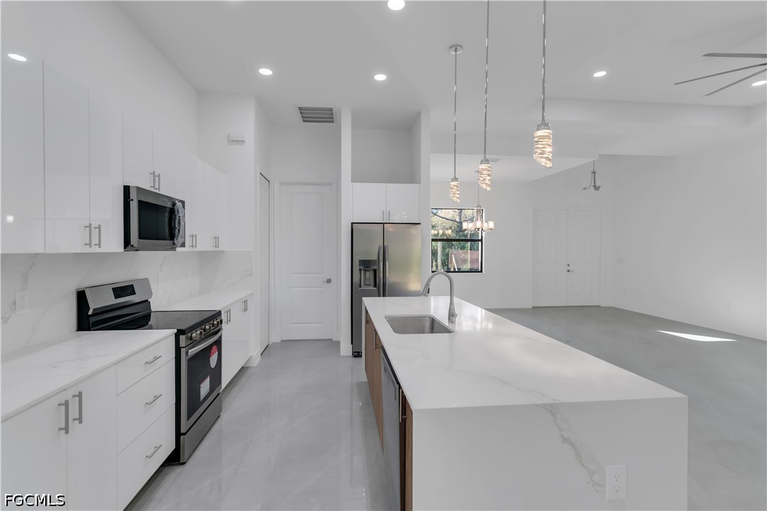4 Bed SingleFamilyResidence for Sale in Lehigh Acres, photo 27