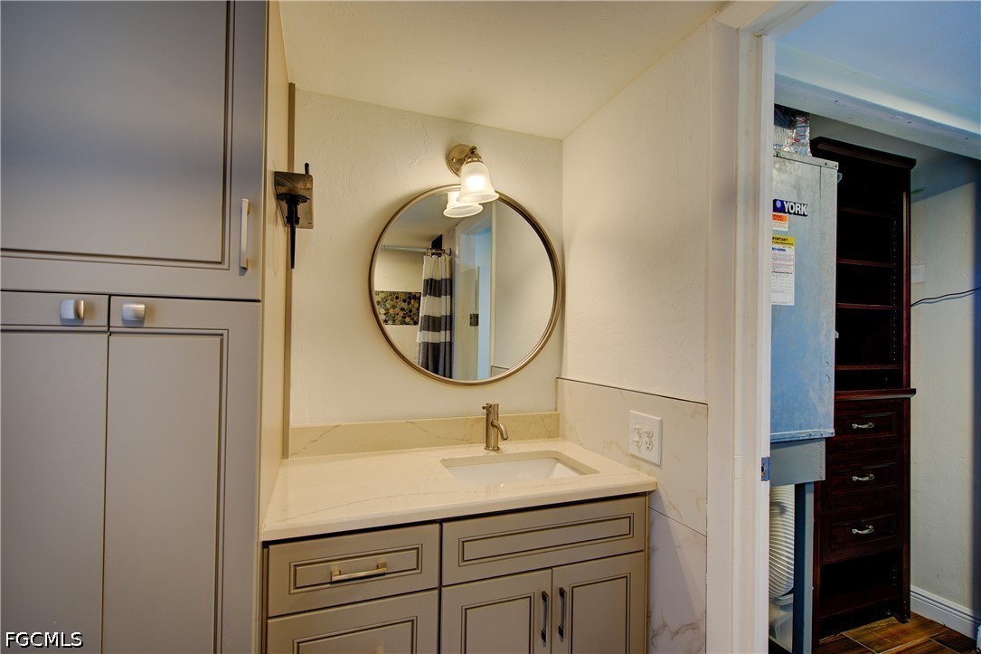 1 Bed Waterfront Home for Sale in Fort Myers, photo 27
