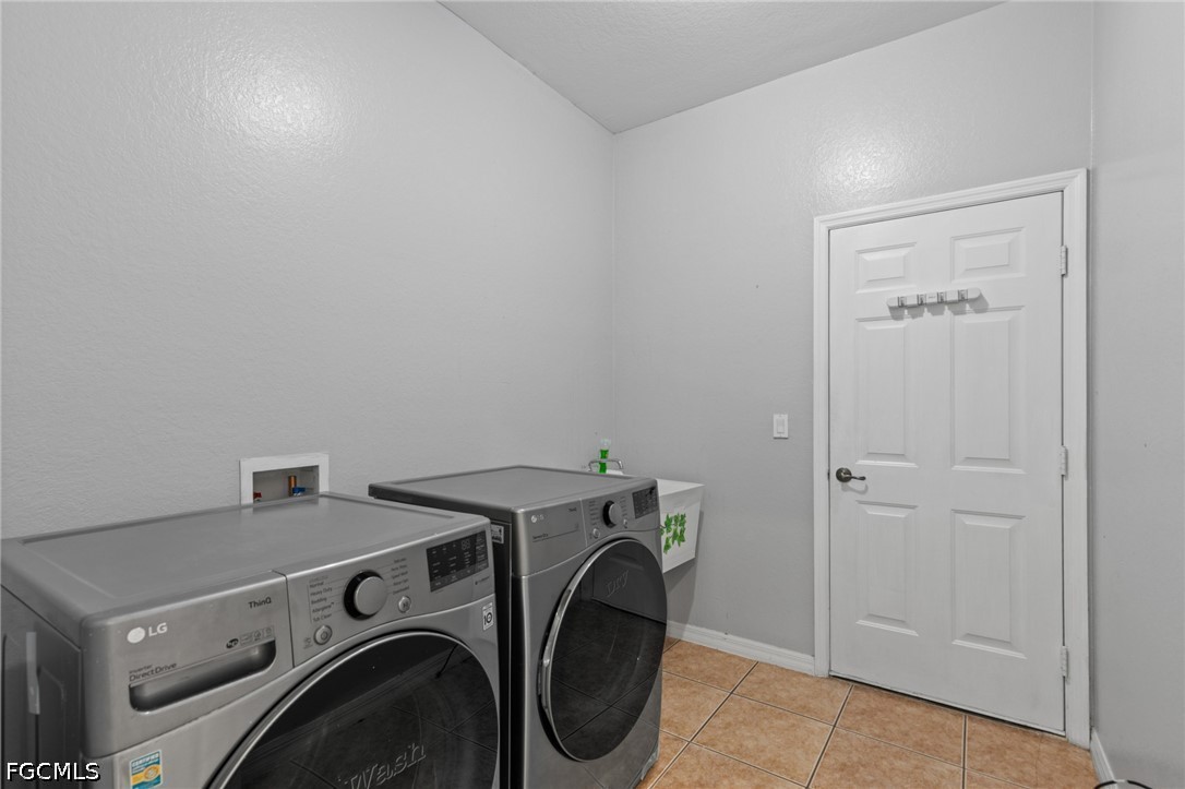 3 Bed SingleFamilyResidence for Sale in Cape Coral, photo 28