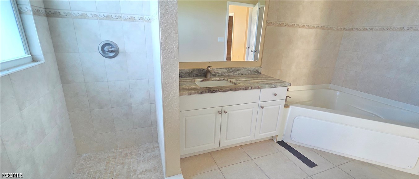 3 Bed SingleFamilyResidence for Sale in Cape Coral, photo 28