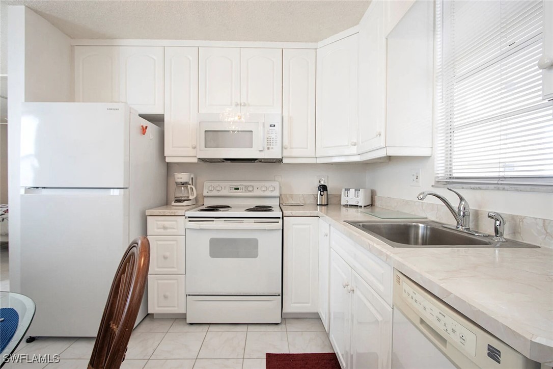 1 Bed Pool Home for Sale in Bonita Springs, photo 4