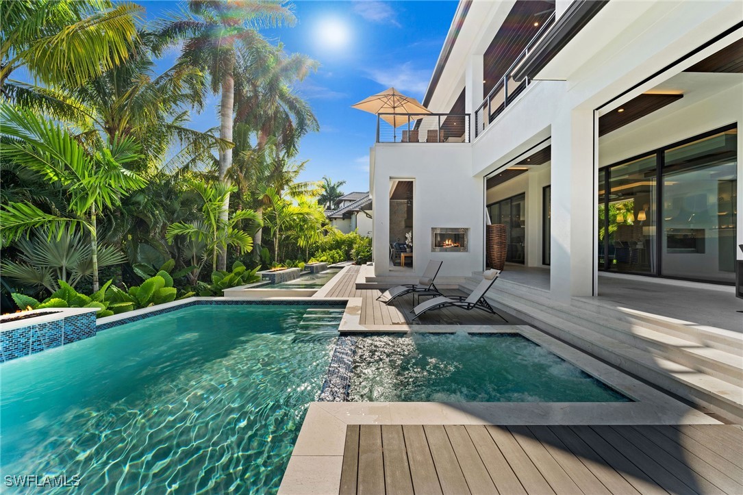 5 Bed Pool Home for Sale in Aqualane Shores, photo 4