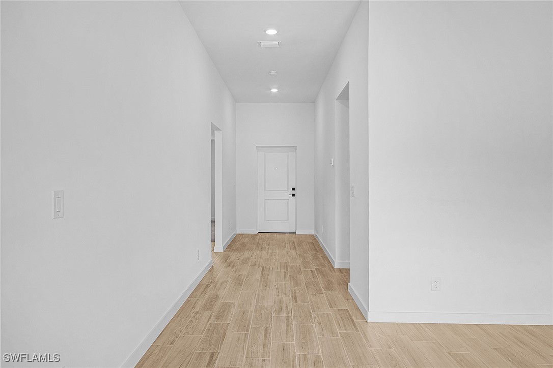 3 Bed SingleFamilyResidence for Sale in Mirror Lakes, photo 4
