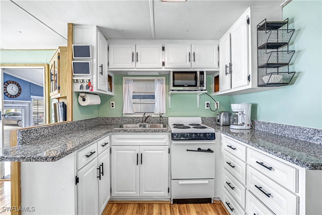 1 Bed ManufacturedHome for Sale in Naples, FL, $89,000 — photo 4