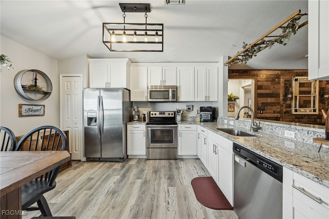 3 Bed SingleFamilyResidence for Sale in Greenbriar, FL — photo 4