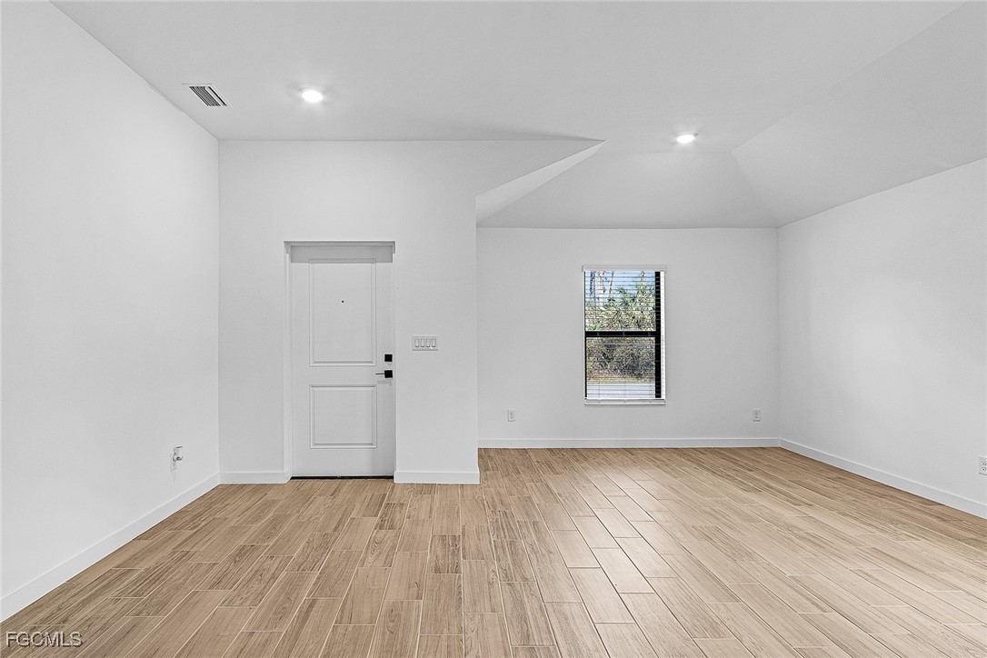 3 Bed SingleFamilyResidence for Sale in Mirror Lakes, photo 4
