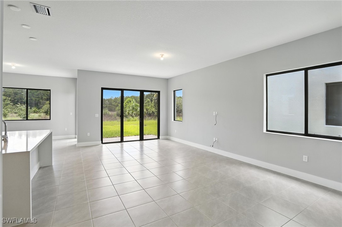 3 Bed SingleFamilyResidence for Sale in Silverwood, FL — photo 4