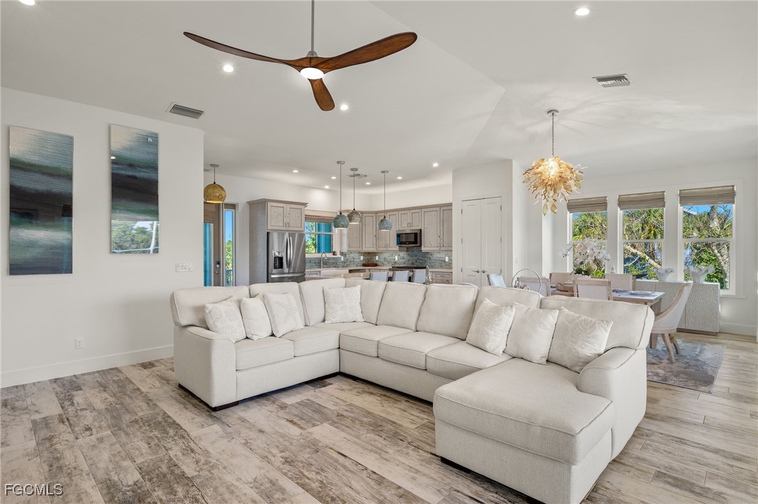 3 Bed Pool Home for Sale in Castaway Estates, photo 4