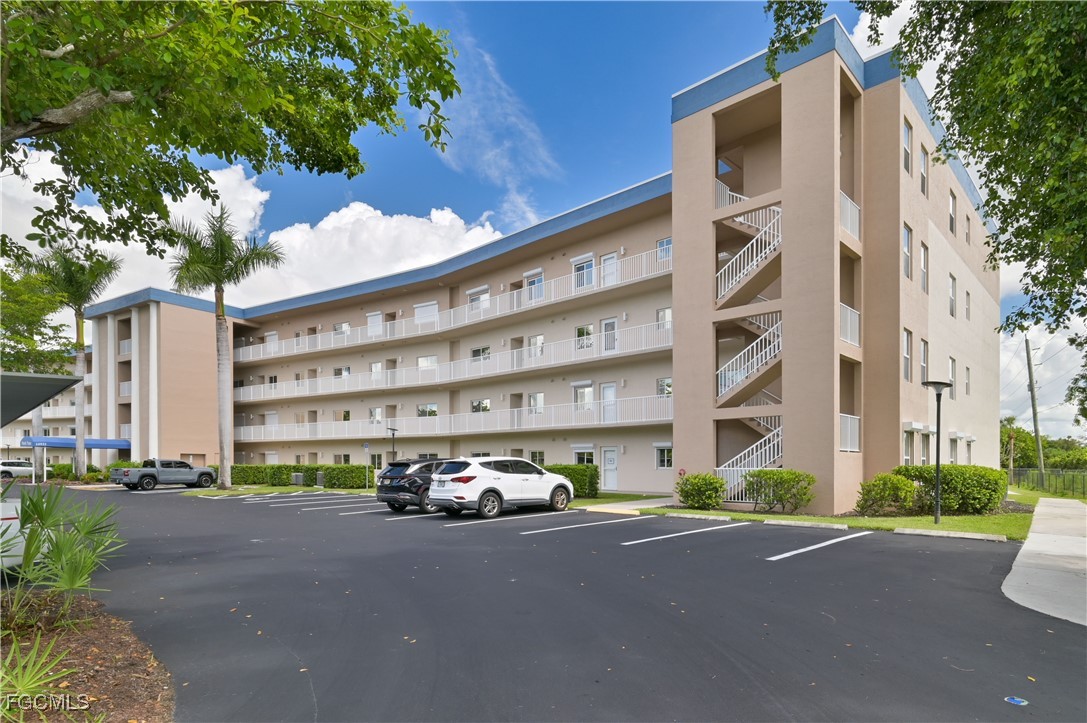 1 Bed Waterfront Home for Sale in Fort Myers, photo 4