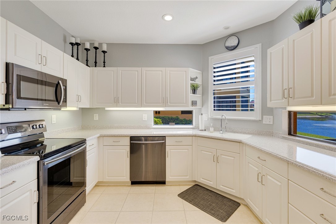 3 Bed Waterfront Home for Sale in Fort Myers, photo 4