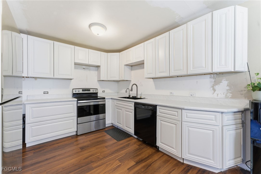 3 Bed SingleFamilyResidence for Sale in Cape Coral, FL — photo 4