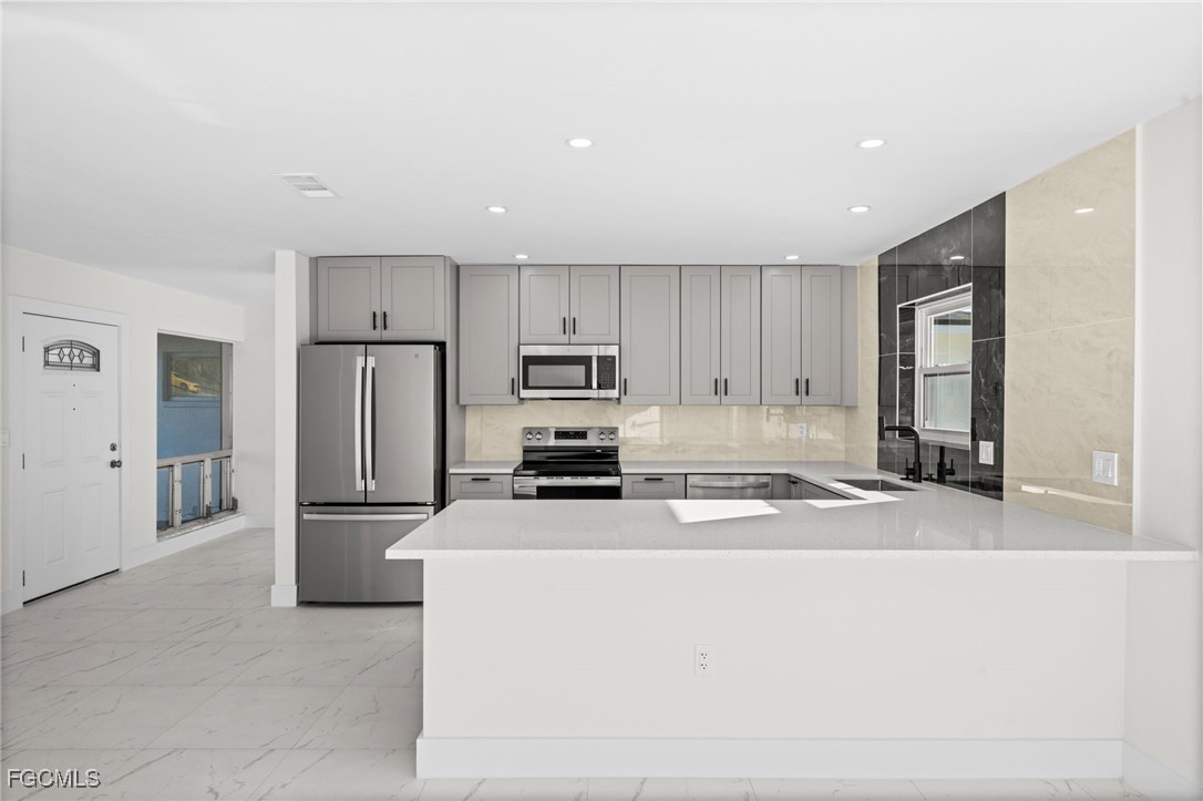 3 Bed Pool Home for Sale in Oakland Hills, photo 4