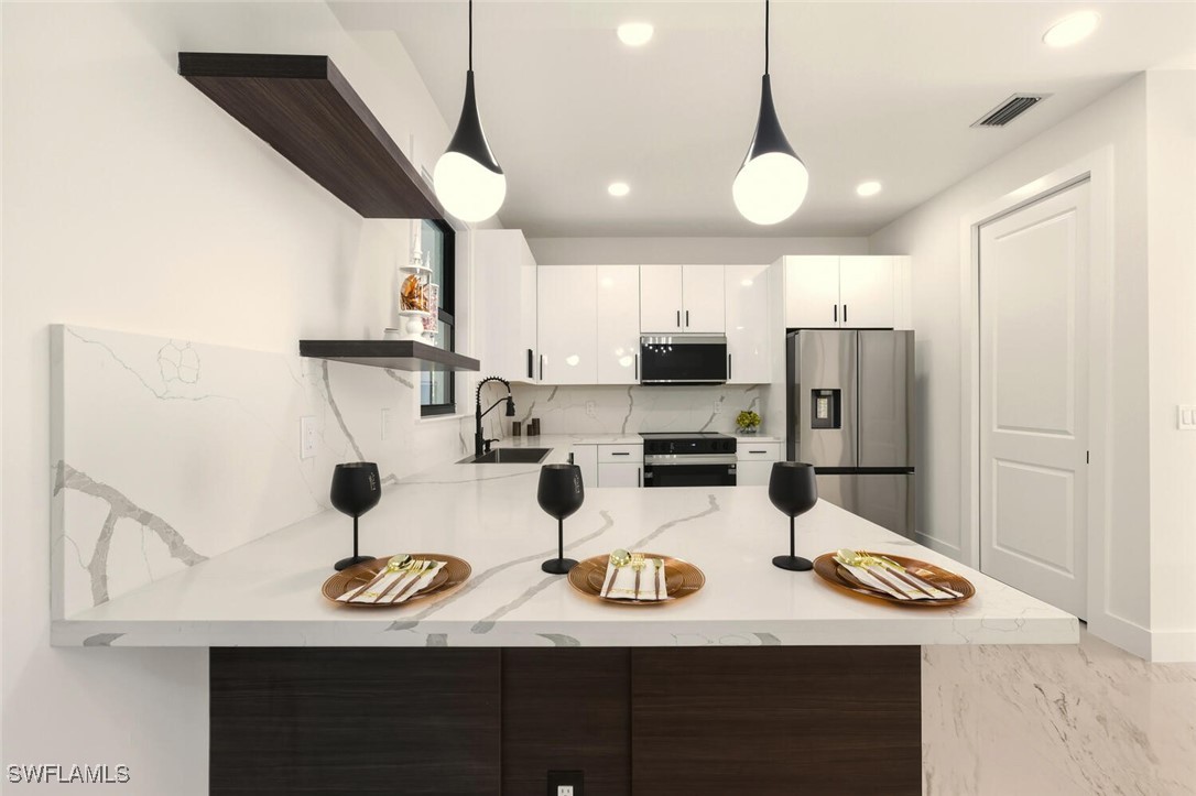 5 Bed SingleFamilyResidence for Sale in Naples, FL, $640,000 — photo 4
