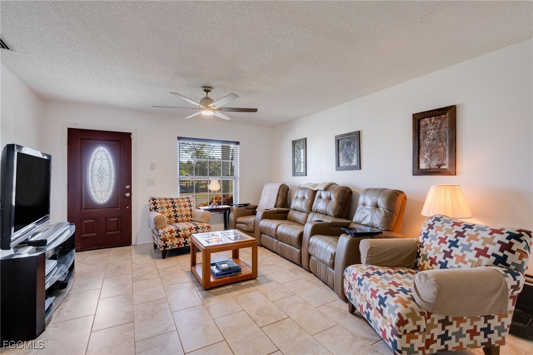 2 Bed Waterfront Home for Sale in Fort Myers, photo 4
