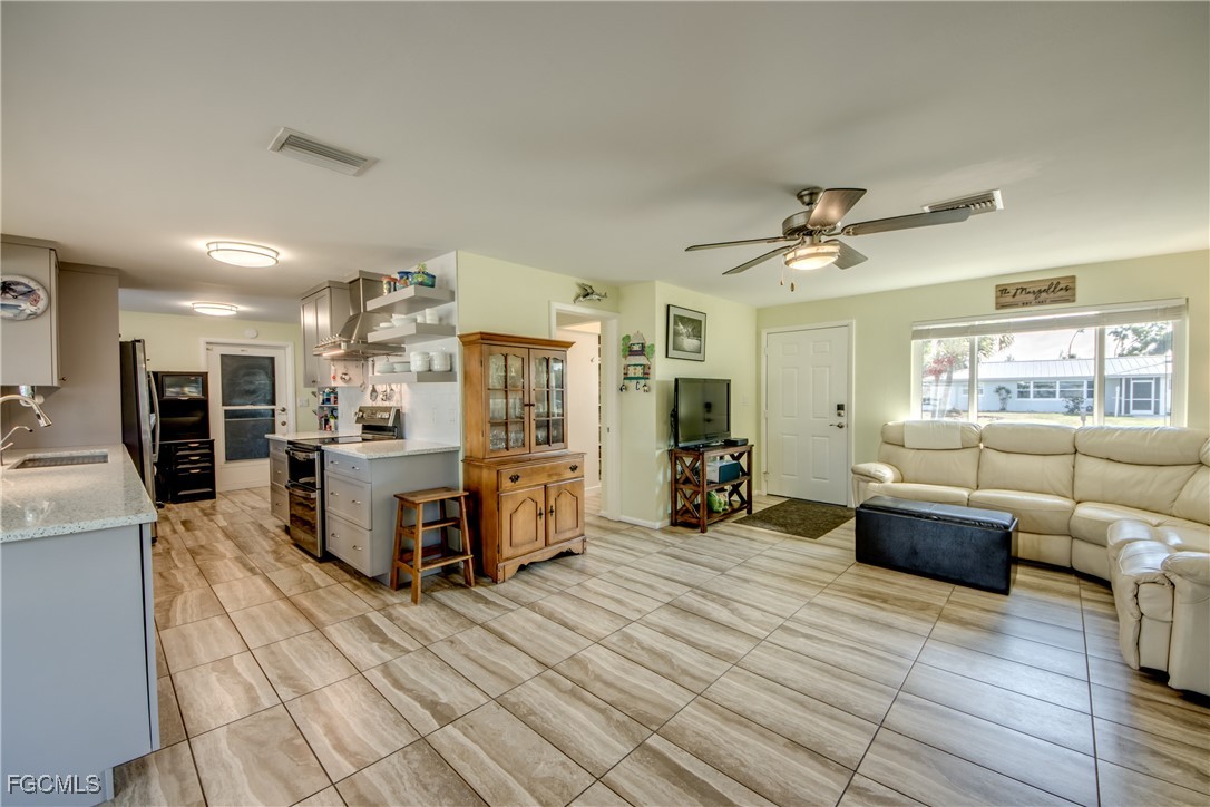 3 Bed SingleFamilyResidence for Sale in Charlotte Shores, FL — photo 4