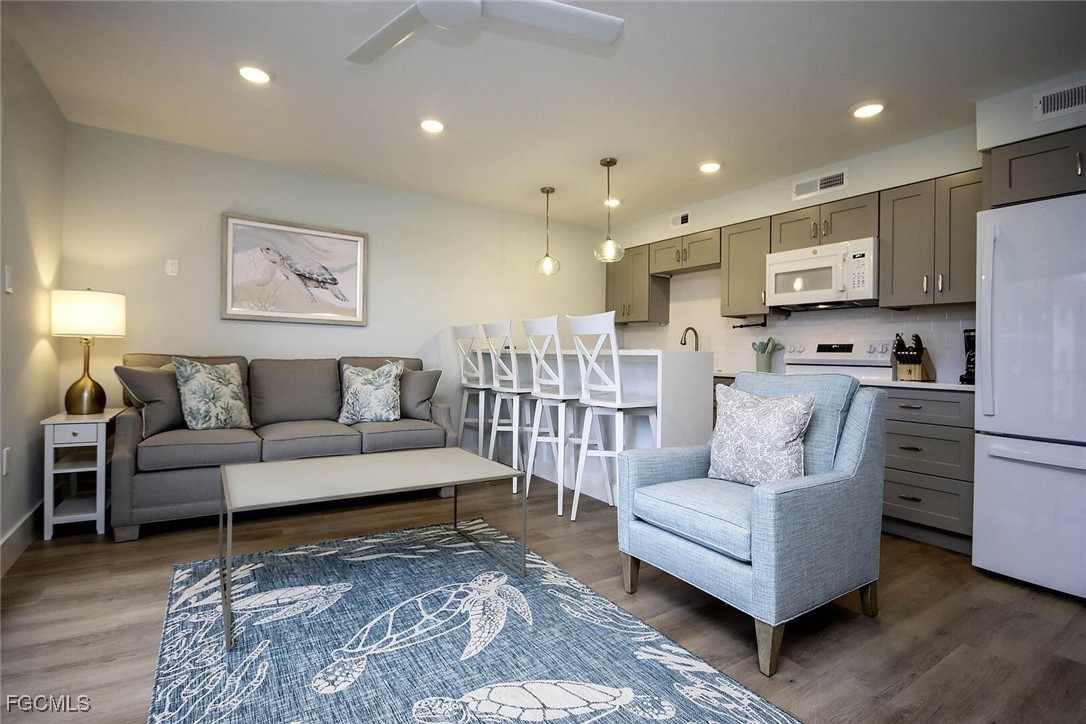 1 Bed Pool Home for Sale in Sanibel, photo 4