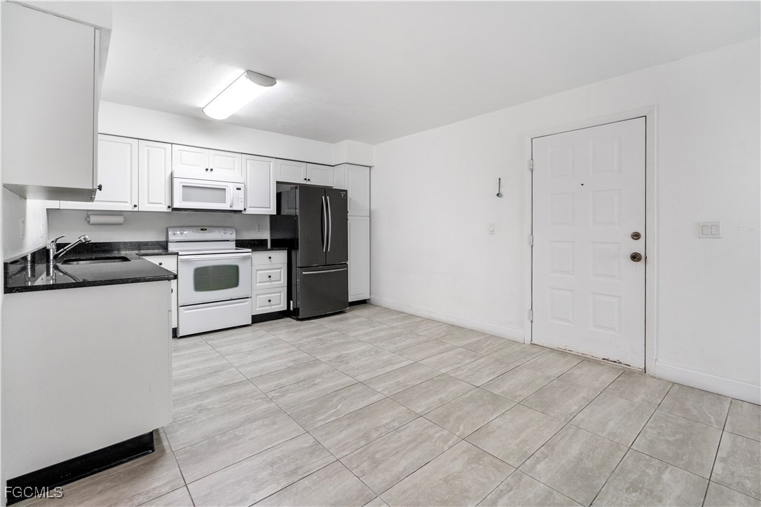 2 Bed Pool Home for Sale in Cape Coral, photo 4