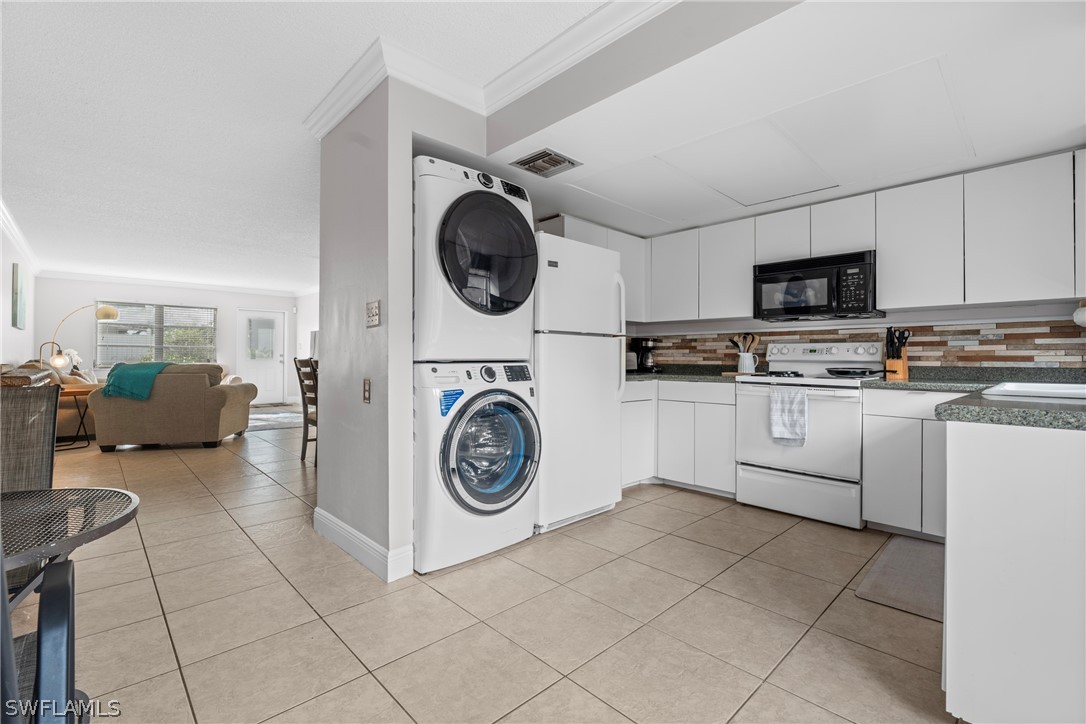 2 Bed Condominium for Sale in Naples, FL, $220,000 — photo 4