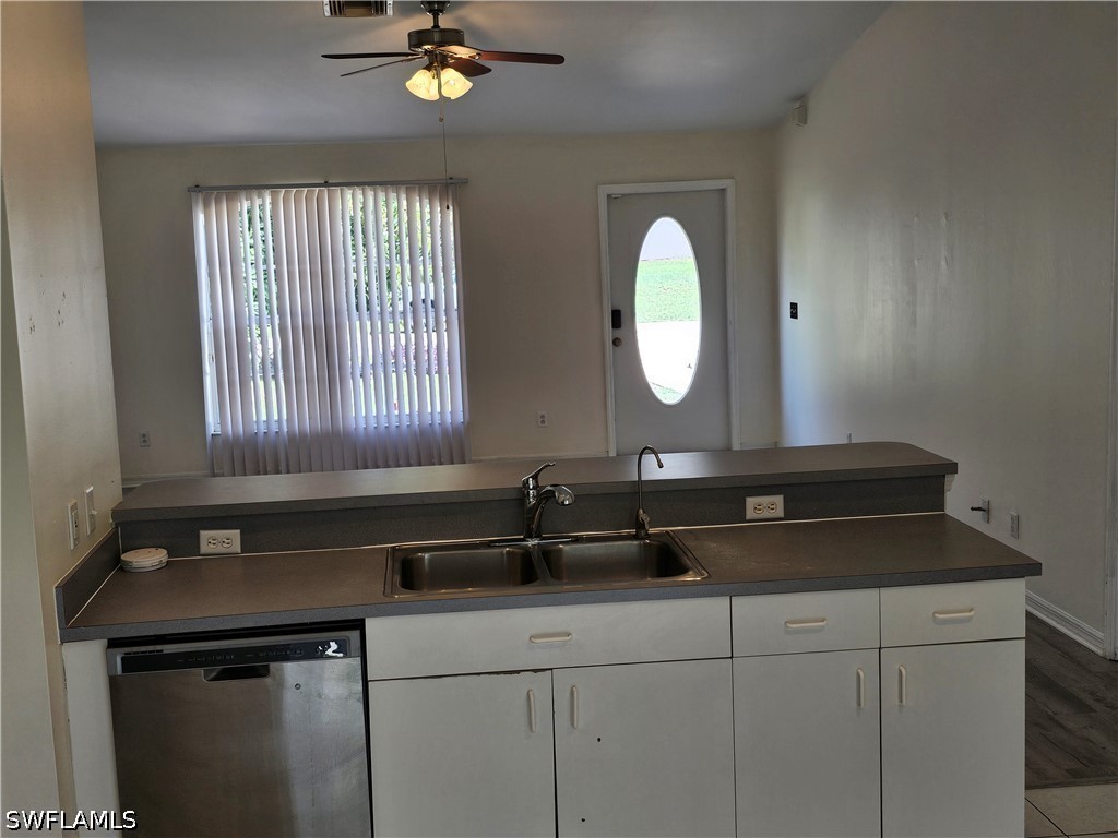 3 Bed SingleFamilyResidence for Sale in San Carlos Park, FL — photo 4