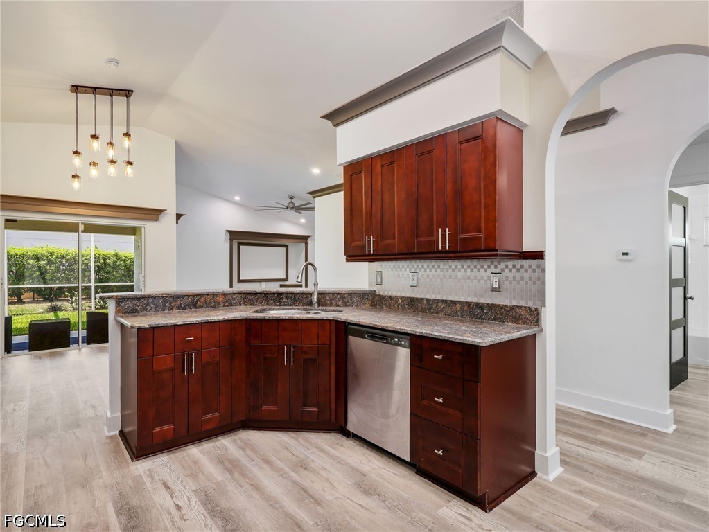 3 Bed SingleFamilyResidence for Sale in Stoneybrook, FL — photo 4