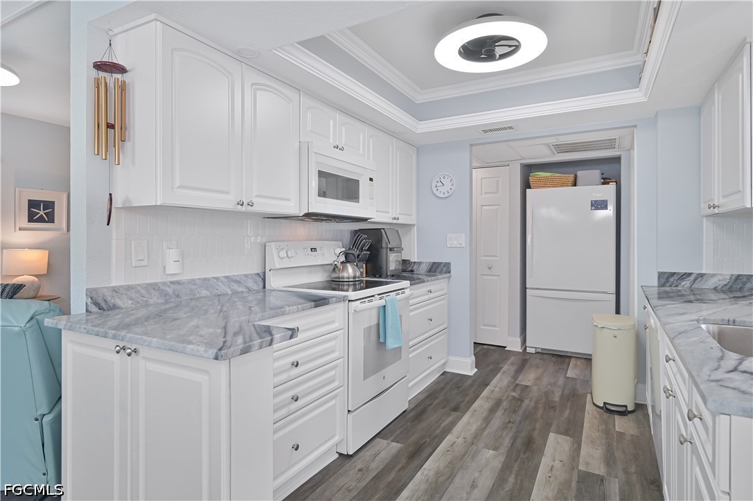 2 Bed Condominium for Sale in North Fort Myers, FL, $125,000 — photo 4