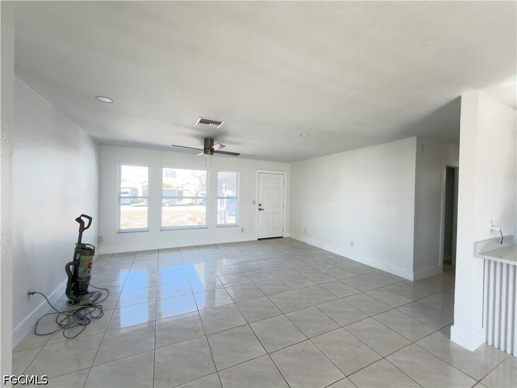 3 Bed SingleFamilyResidence for Sale in Cape Coral, photo 4