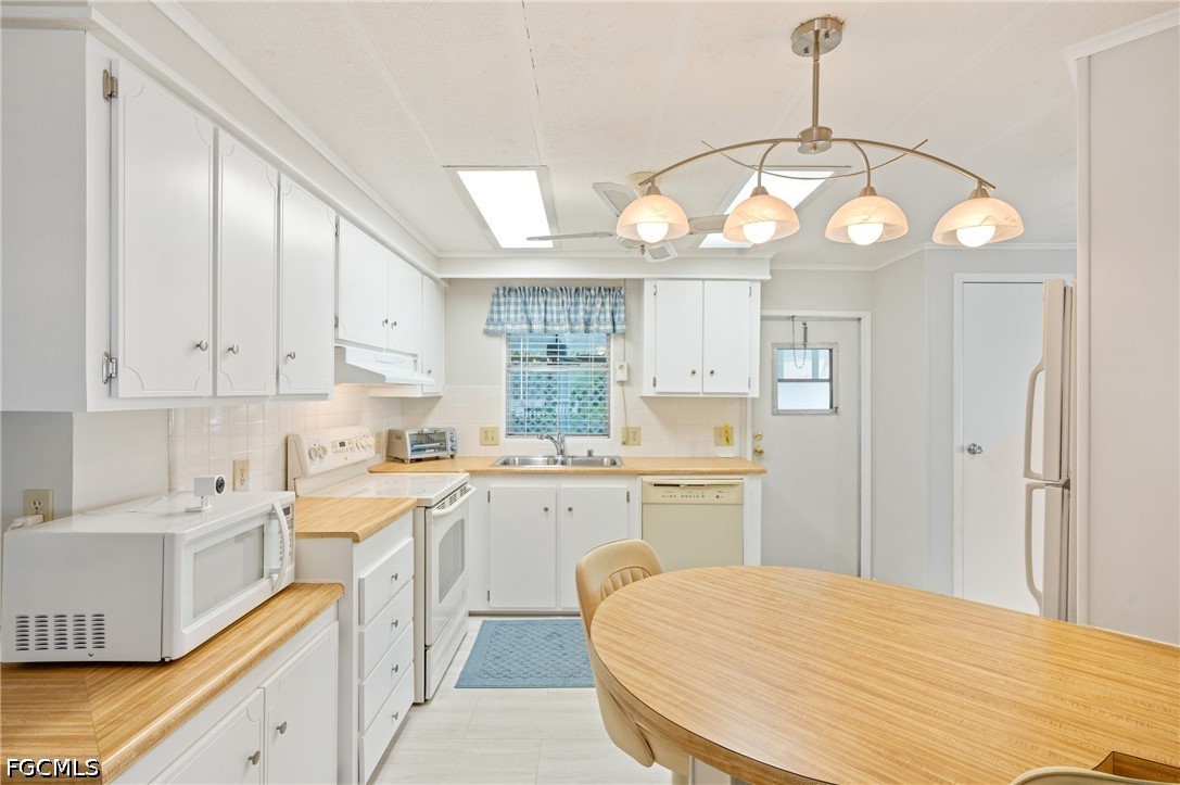2 Bed ManufacturedHome for Sale in North Fort Myers, FL — photo 4