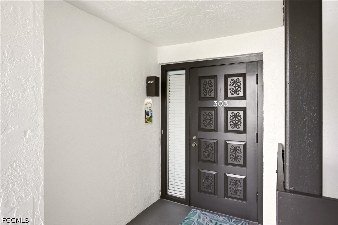 3 Bed Waterfront Home for Sale in Fort Myers, photo 4