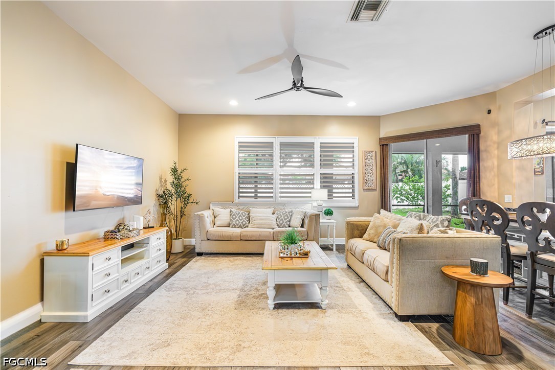 3 Bed SingleFamilyResidence for Sale in Timber Ridge, photo 4